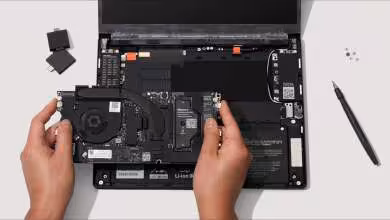 Installation de composants sur un ordinateur portable Framework fond gris clair