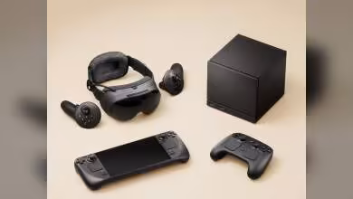 Steam Deck, casque VR, Steam Machine et manettes sur fond beige, image produit