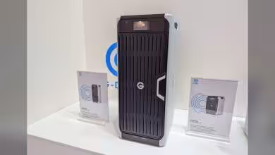 Boîtier professionnel G-DRIVE noir et gris de Western Digital, avec présentoirs produits en arrière-plan