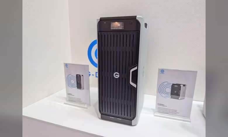 G-DRIVE : Western Digital refond sa gamme pro jusqu'à 224 To et Thunderbolt 5 1 Boîtier professionnel G-DRIVE noir et gris de Western Digital, avec présentoirs produits en arrière-plan