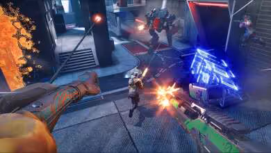 Scène de jeu vidéo futuriste avec combats armés, robots et effets lumineux, style shooter en vue subjective