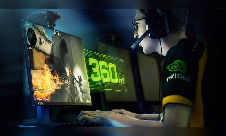 GeForce Hotfix 610.52 : NVIDIA corrige plusieurs bugs d’affichage et de stabilité 1 Joueur e-sport avec casque NVIDIA sur PC gaming affichant écran 360 Hz et jeu en cours