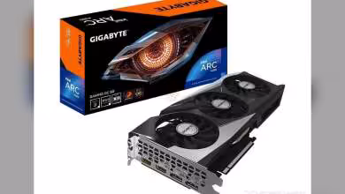 Packaging Gigabyte AORUS Arc A770 avec carte graphique et fond sombre.