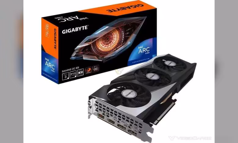 Arc A770 : un refroidisseur AORUS de Gigabyte fuite, la carte n’a jamais été lancée 1 Packaging Gigabyte AORUS Arc A770 avec carte graphique et fond sombre.