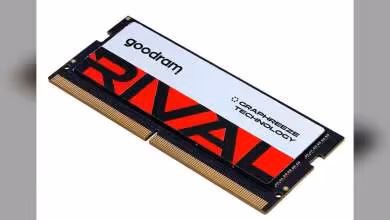 Module mémoire Goodram RIVAL DDR5 SODIMM isolé sur fond blanc, design noir, rouge et argent