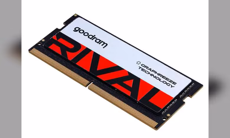 Goodram RIVAL DDR5 SODIMM : la nouvelle gamme pour muscler les PC portables gaming 1 Module mémoire Goodram RIVAL DDR5 SODIMM isolé sur fond blanc, design noir, rouge et argent