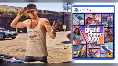 Personnage GTA devant boîte de jeu PS5, arrière-plan clair et occupé.