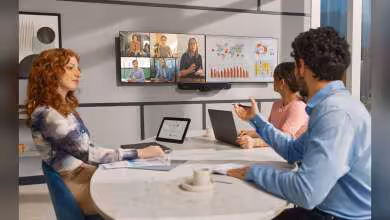 Réunion hybride HP Poly avec visioconférence, écran mural et tableau de données en salle moderne