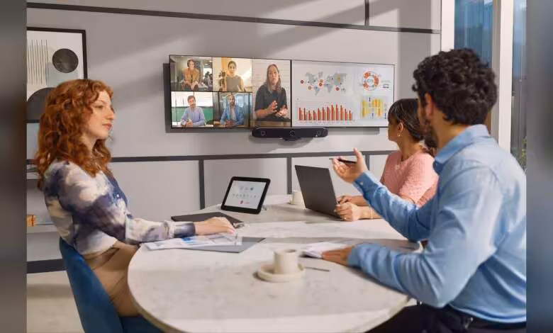 HP Poly déploie un écosystème de collaboration IA unifié à l’InfoComm 2026 1 Réunion hybride HP Poly avec visioconférence, écran mural et tableau de données en salle moderne