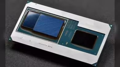 Puce Intel hybride avec deux dies visibles, grand bloc CPU et petit module graphique intégré sur substrat vert