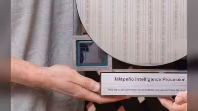 Prototype OpenAI Jalapeño Intelligence Processor présenté avec disque circulaire argenté et étiquette visible