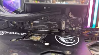 Module KLEVV CRAS C910E SSD NVMe sur carte mère MSI, vue rapprochée
