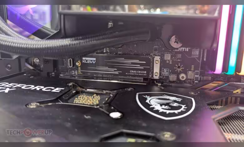 KLEVV Computex 2026 : des CUDIMM 256 Go DDR5-8000 et un kit EXPO-ULL CL26 1 Module KLEVV CRAS C910E SSD NVMe sur carte mère MSI, vue rapprochée