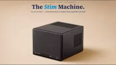 Boîtier LDLC Stim Machine compact, fond beige, éclairage diffus, texte marketing au-dessus