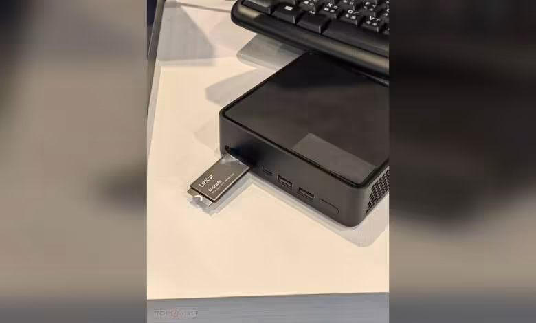Lexar AI-Grade Storage Stick branché dans un mini-PC noir, avec clavier en arrière-plan