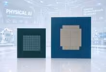 Deux substrats de packaging avancé LG Innotek, avec puce sombre et module bleu, fond “Physical AI”.