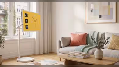 LG StanbyME 2 Max dans un salon lumineux, écran mobile sur pied blanc avec interface affichée.