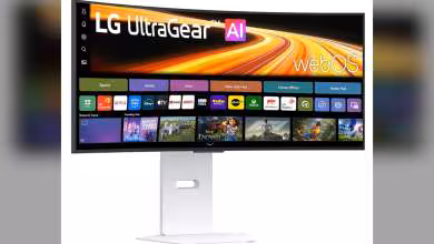 Écran LG UltraGear OLED avec interface webOS, vue de face sur pied blanc