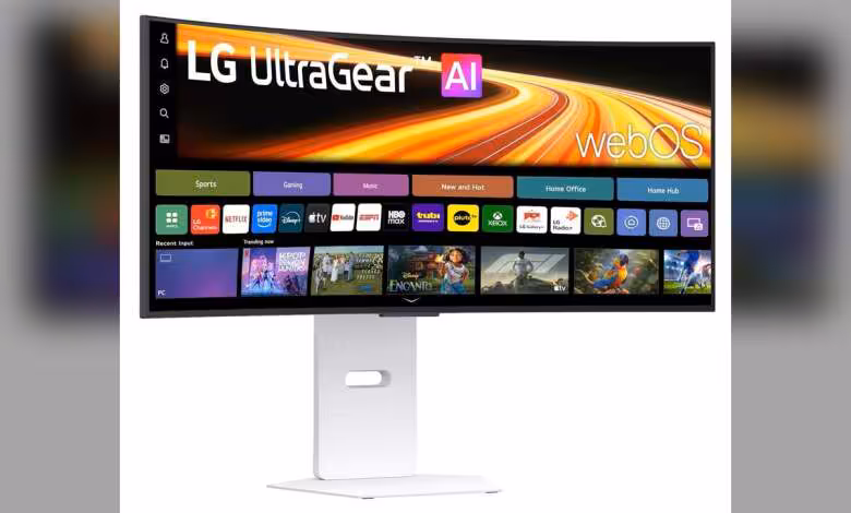 LG UltraGear 34GX90SB-W : un OLED 34 pouces 240 Hz qui fait aussi office de TV connectée 1 Écran LG UltraGear OLED avec interface webOS, vue de face sur pied blanc