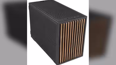 Boîtier Lian Li B4-mATX noir en vue produit, façade à lattes bois et panneau supérieur ventilé