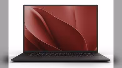 Laptop Purism Librem 16 vu de face, écran rouge abstrait, clavier noir