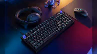 Clavier mécanique Logitech G noir avec rétroéclairage RGB, casque gamer et souris sans fil sur bureau coloré