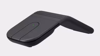 Souris pliable Logitech Mobi Fold noire, vue de profil sur fond blanc