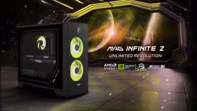 PC gaming MSI MAG Infinite Z, vue trois-quarts avec boîtier noir, ventilateurs avant verts et branding AMD Ryzen GeForce RTX