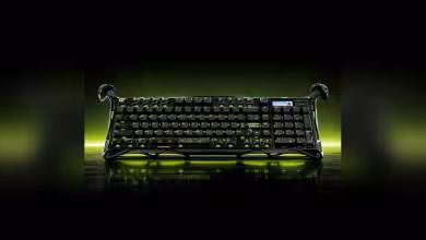Gros plan frontal du clavier mécanique GravaStar Mercury K98 Pro 98 %, touches rétroéclairées vertes