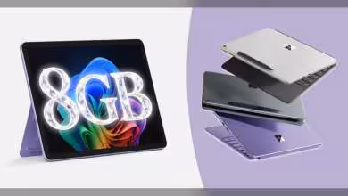 Tablette Microsoft Surface avec écran affichant "8GB", couleurs vives, fond violet neutre