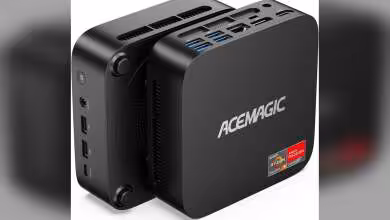 Deux mini PC AceMagic noirs avec logo, ports USB et sticker AMD Ryzen/Radeon visibles