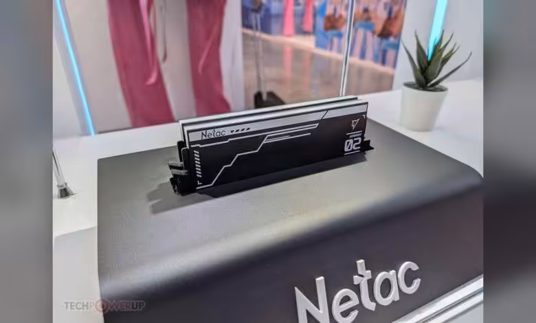 Netac Computex 2026 : DDR5-7600, SSD U.3 jusqu’à 30,72 To et dock 100 W 1 SSD Netac au format M.2 sur présentoir, design noir et argent, logo Netac visible