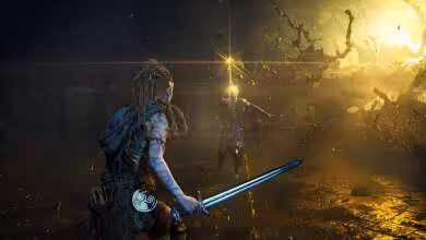 Senua armée d’une épée bleue face à une silhouette dans une grotte sombre éclairée d’or