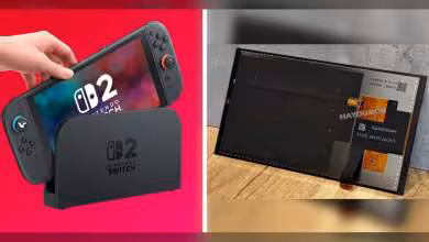 Console hybride Nintendo Switch dans un dock sur fond rouge vif, éclairage professionnel