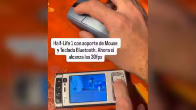 Main utilisant Nokia N95 avec Half-Life 1, souris visible, contraste fort sur fond orange