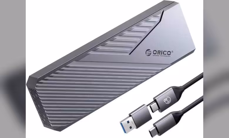 Orico CNM2-U4-GY : un boîtier SSD USB4 à 40 Gbps avec ventilateur et 8 To 1 Boîtier SSD externe ORICO CNM2-U4-GY avec câble USB4 et connecteurs USB-C visibles