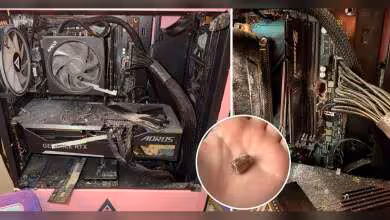 PC gaming Aorus avec carte graphique impactée balle, intérieur sombre, détails contrastés