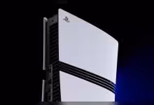Console PlayStation 5 Slim blanche vue de profil avec logo PlayStation et bande noire centrale illuminée bleue