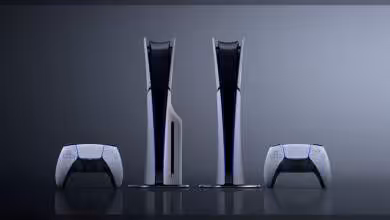 Console Sony PlayStation 5 encadrée par deux manettes DualSense blanches sur fond gris minimaliste