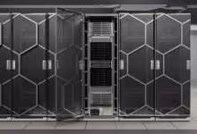 Serveur Dell PowerEdge XE8812 Vera Ru en rack, façade noire avec panneaux hexagonaux et baie centrale ouverte