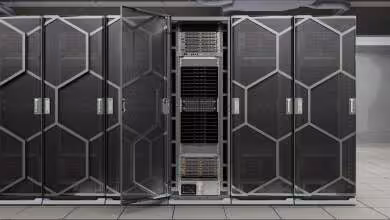 Serveur Dell PowerEdge XE8812 Vera Ru en rack, façade noire avec panneaux hexagonaux et baie centrale ouverte