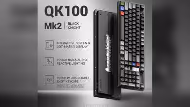 Visuel promotionnel du QK100 Mk2 Black Knight, clavier 1800 rétro avec écran interactif et rétroéclairage.