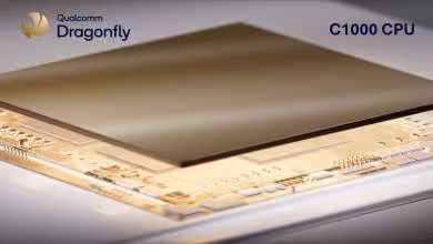 Puce Qualcomm Dragonfly C1000 CPU en gros plan, boîtier métallique sur circuit imprimé