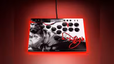 Contrôleur Razer Kitsune Ryu Edition Street Fighter 6, photo produit sur fond rouge avec câble USB