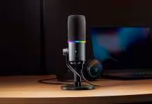 Micro Razer Seiren V3 Pro sur bureau, avec ordinateur portable et casque Razer