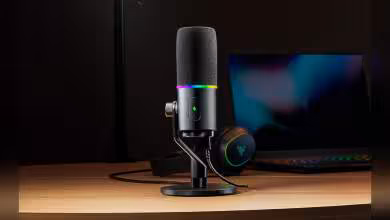 Micro Razer Seiren V3 Pro sur bureau, avec ordinateur portable et casque Razer