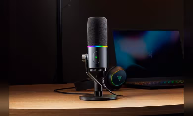 Razer Seiren V3 Pro : un micro dynamique USB-C/XLR avec enregistrement 32-bit float 1 Micro Razer Seiren V3 Pro sur bureau, avec ordinateur portable et casque Razer