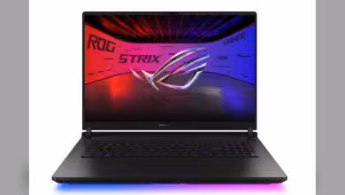 ASUS ROG Strix SCAR 18 ouvert de face, logo ROG affiché à l’écran