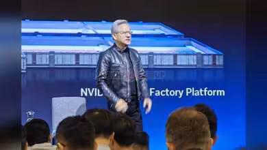 Jensen Huang sur scène lors d’une présentation NVIDIA Factory Platform, devant un écran bleu et un public attentif