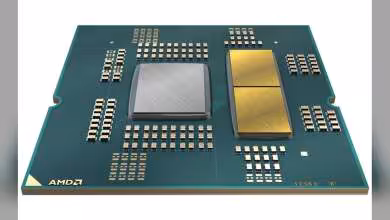 Puce AMD Ryzen avec deux blocs de calcul visibles, un module argenté et un module doré sur substrat vert
